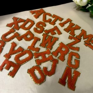 Letras de chenilla, parche termoadhesivo con letras de chenilla, parche de letras para ropa, brillo dorado, monograma DIY, bordado de alfabeto de moda para planchar.