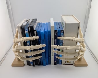 Skelett Hand Buchstützen | Gothic Wohndekor, Dark Academia, True Crime Geschenk, Horror Regal Organizer, 3D Gedruckt, Benutzerdefinierte Farbe Hand & Basis