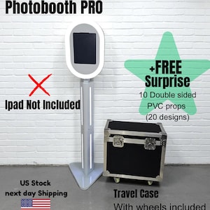 Può includere: Un Photobooth PRO argentato con schermo nero, una X rossa e la scritta "Ipad Not Included". Una valigia da viaggio nera con ruote è accanto allo stand. L'immagine include anche una stella verde con la scritta "+FREE Surprise".