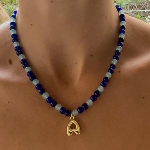 Collar con inicial de cuentas