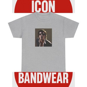 Cartoon Indie Frontman T-Shirt - Limitierte Retro Band Icon Tee, Teil der 50-Music-Icon Serie
