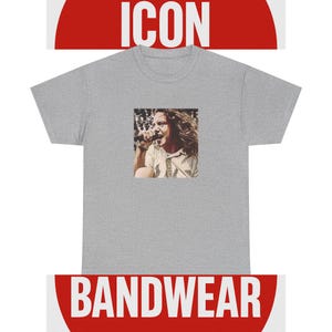Cartoon Grunge Frontman T-Shirt - Limitierte Retro Band Icon Tee, Teil der 50-Music-Icon Serie