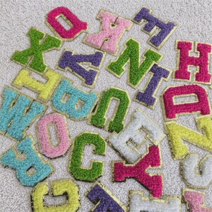 Patches de letras em chenille com acabamento dourado (para passar a ferro/costurar) Patches de letras em chenille para passar a ferro, Patches de letras A-Z em chenille, Patches de letras adesivos.