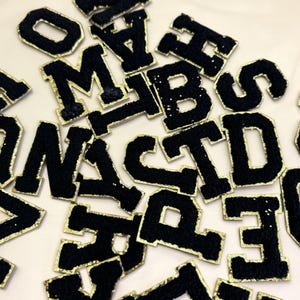 Patches de letras em chenille com acabamento dourado (para passar a ferro/costurar) Patches de letras em chenille para passar a ferro, Patches de letras A-Z em chenille, Patches de letras adesivos.