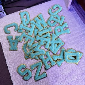 Patches de letras em chenille com acabamento dourado (para passar a ferro/costurar) Patches de letras em chenille para passar a ferro, Patches de letras A-Z em chenille, Patches de letras adesivos.