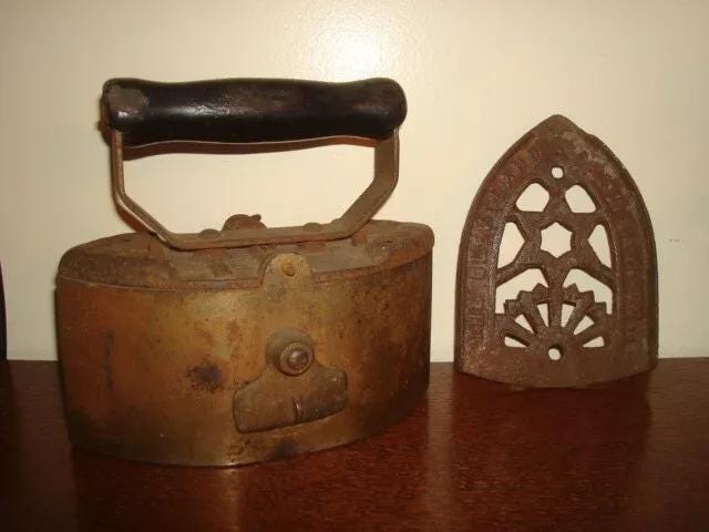 Biscottini Ferro Da Stiro A Carbone 13,5x11,5x4 Cm | Ferro Soprammobile Vintage | Oggetti E Soprammobili In Ghisa Vintage