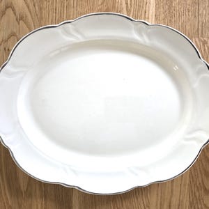 Plato vintage TS&T, 33 x 23 cm, color crema con borde plateado