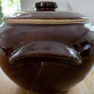 Pot à grains brun vintage avec couvercle — Poterie Mid-Century, marquée « U.S.A »