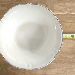 Cuenco vintage TS&T redondo de 23 cm, color crema con borde plateado