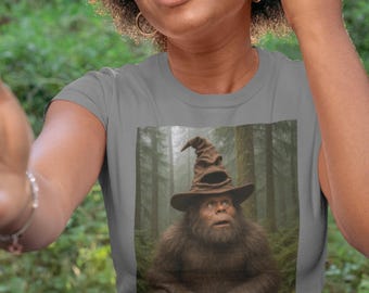 Maglietta con cappello da mago e Bigfoot / Maglietta della scuola di smistamento di Sasquatch / Maglietta con creatura magica eccentrica in regalo / Maglia fantasy unisex
