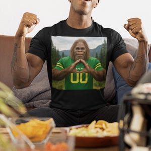 Bigfoot Ducks-matchdagst-t-shirt | Rolig Sasquatch-t-shirt med tailgate-motiv | Oregon-fotbollspresent till fans | Unisex bekväm universitetströja