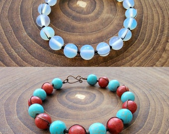 Seleccionar: un (1) brazalete/pulsera envuelto en alambre de cobre envejecido: cuentas de magnesita azul y coral rojo u opalita