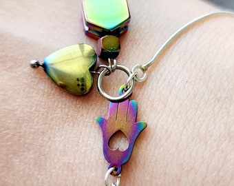 Pulsera ajustable de plata de ley con diseño geométrico de serpiente y costura con mano de Fátima, hexágono y corazón recubierto de titanio iridiscente.