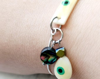 Pulsera ajustable de plata de ley con forma de lágrima y rectángulo de nácar con ojo malvado y círculo de concha de paua con serpiente cosida.