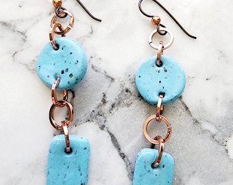 Pendientes colgantes hipoalergénicos de arcilla polimérica y cobre con detalles en azul con motas negras (similares a la magnesita).