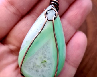 La berenjena verde: ágata de ónix verde envuelta con colgante / collar de alambre de cobre / regalo de aniversario