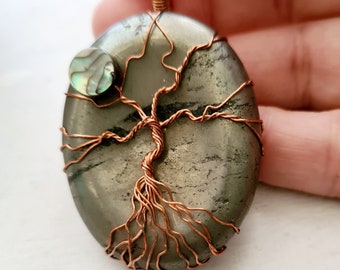Pirita / Oro de tonto con alambre de concha de Paua envuelto con alambre de cobre Árbol de la Vida Colgante / Collar / Regalo de aniversario / OOAK