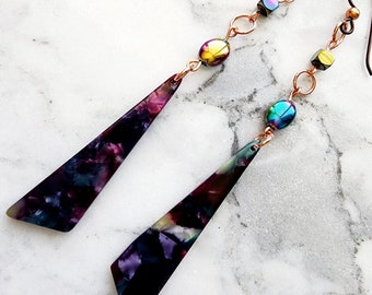 Pendientes largos colgantes de resina de cobre con diseño floral, ciruela, azul, rosa y verde, con triángulos compuestos y geométricos, y alambres hipoalergénicos.