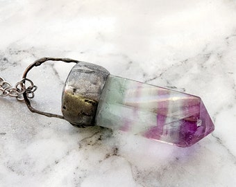 Collar de péndulo de fluorita arcoíris: punta de cristal hexagonal, cadena de acero inoxidable de 55 cm