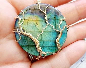 Colgante de árbol de la vida con labradorita redonda envuelta en alambre de oro de 10 quilates, color azul verdoso y destellos marinos. Regalo de aniversario. Único en su tipo.