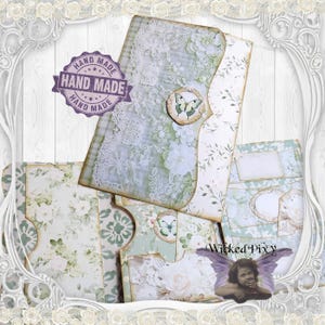 Carpeta de recortes efímera Flip Folio, con diseño floral en tonos salvia, verdes y marfil, con inserto de diario de mariposas y bolsillos tipo acordeón.