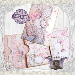 Carpeta de recortes efímera con tapa abatible, diseño floral de rosas rosas y marfil, inserto de diario con mariposas y bolsillos tipo acordeón.