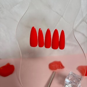Lauffeuer | Luxus Red Almond Wiederverwendbare Gel X Nägel | Handgemachte kuratierte Baddie Nails Set | Weiche Glam Nägel | Girly Ästhetische Presse Auf