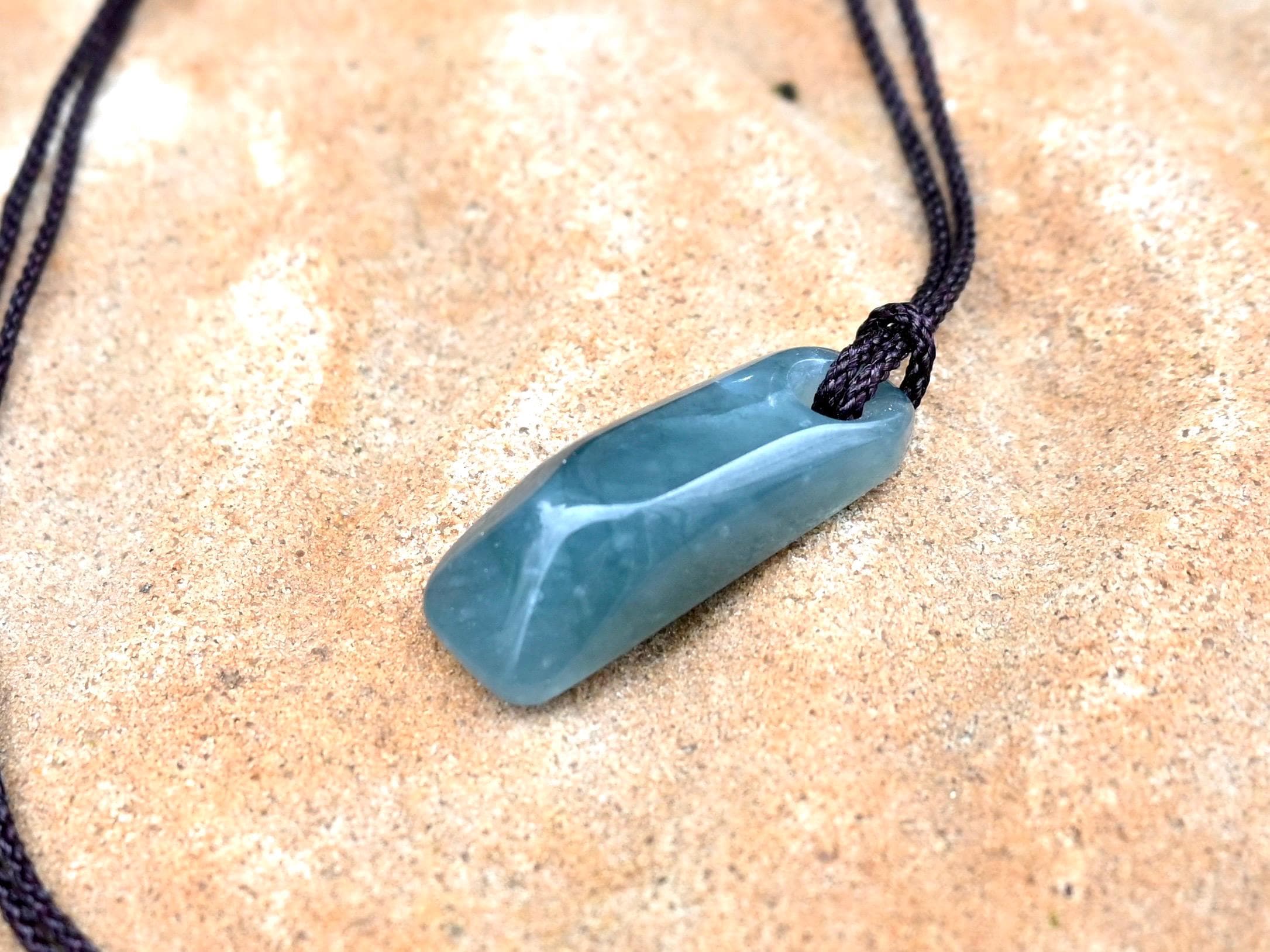 Collana Etnica In Giada Verde Spinaci – Viso Intagliato E Tubi, Serpentino Del Guatemala, Lunghezza 61 Cm, Unico Pezzo