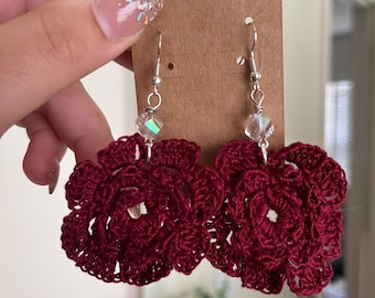 Brincos de flor de crochê vermelho
