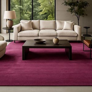 Tapis magenta, en laine et coton tufté à la main, dimensions 9 x 12 pieds (274 x 366 cm).