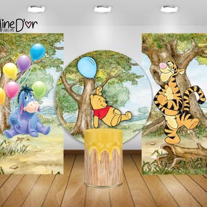 Puede incluir: Decoración con personajes de Winnie the Pooh. Ígor sostiene globos, Pooh sostiene un globo y Tigger está cerca de un árbol. Un cilindro amarillo con miel goteando está en primer plano. El fondo es de estilo acuarela.