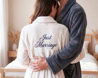 カスタム刺繍入り「Just Married」ローブ（Mrs.入り） - ブライダルローブ - パーソナライズされたウェディング準備ローブ - ブライズメイドギフト - スパパーティーローブ