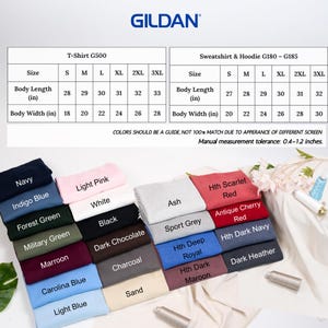 Puede incluir: Imagen de una tabla de tallas y colores de camisetas y sudaderas Gildan. La tabla incluye medidas en pulgadas. Se muestran varias camisetas y sudaderas plegadas en varios colores, incluyendo azul marino y rosa claro.