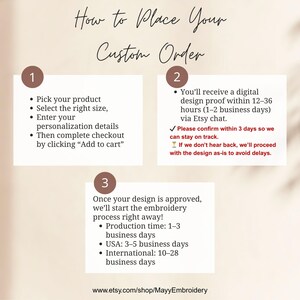 Puede incluir: Gr&aacute;fico beige con instrucciones para realizar un pedido personalizado. Los pasos incluyen seleccionar un producto, ingresar detalles de personalizaci&oacute;n y completar el pago. La imagen tambi&eacute;n detalla la prueba de dise&ntilde;o y los tiempos de producci&oacute;n.