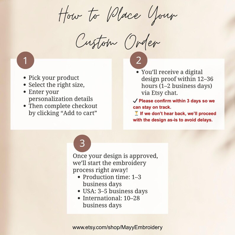 Puede incluir: Gr&aacute;fico beige con instrucciones para realizar un pedido personalizado. Los pasos incluyen seleccionar un producto, ingresar detalles de personalizaci&oacute;n y completar el pago. La imagen tambi&eacute;n detalla la prueba de dise&ntilde;o y los tiempos de producci&oacute;n.