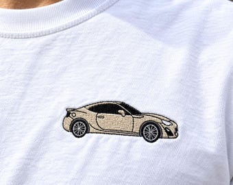Gepersonaliseerd T-shirt met geborduurd autoportret van een foto - T-shirt op maat met automotief en tekst op de mouw - Cadeau voor autoliefhebbers, voor vader of vriend