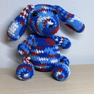 Rode, witte en blauwe gehaakte hond