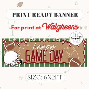 Puede incluir: Un diseño de pancarta rectangular con el texto "happy GAME DAY" en rojo y blanco, decorado con balones de fútbol, un casco blanco y banderines a cuadros rojos y blancos sobre un fondo de campo verde. El texto "PRINT READY BANNER For print at Walgreens" y "SIZE: 6X2FT" son visibles.