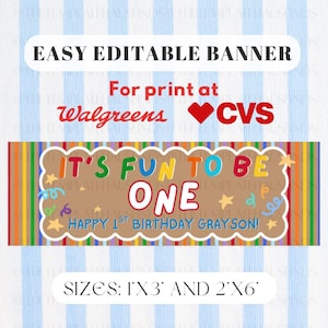 Może przedstawiać: Prostokątny szablon baneru z jasnoniebieskim tłem w paski. Tekst zawiera: EASY EDITABLE BANNER, For print at Walgreens CVS, IT'S FUN TO BE ONE, HAPPY 1ST BIRTHDAY GRAYSON! oraz SIZES: 1'X3' AND 2'X6'. Ozdobiony kolorowym konfetti i gwiazdkami.