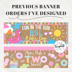 Pu&ograve; includere: Un display digitale che mostra due design di banner personalizzati. Il banner superiore presenta un tema da spiaggia con un fenicottero, un pallone da spiaggia e un sole, con la scritta "FUN IN THE SUN BSL Water Day". Il banner inferiore ha un tema a ciambelle, con la scritta "Piper Mae is TWO Sweet".