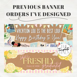 Pu&ograve; includere: Un display digitale che mostra due design di banner. Il banner superiore presenta francobolli a tema viaggio e il testo "VACATION LOU IS THE BEST LOU! Happy Birthday To You!". Il banner inferiore ha un tema a limoni con il testo "she's FRESHLY graduated".