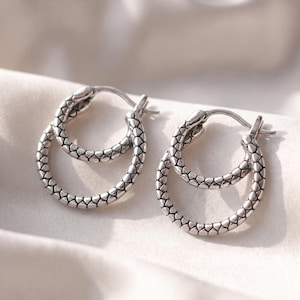Twin Loop Coiled Serpent Huggies, oxiderad, 21 mm i 925 sterlingsilver