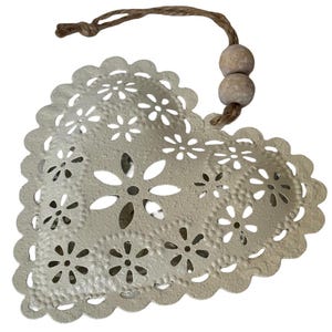 Coeur suspendu de style vintage avec ficelle et perles - coeur en métal rustique avec découpes florales - cadeau - décoration d'intérieur