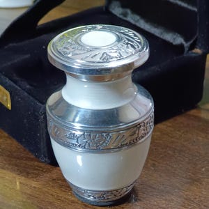 White & Silver Mini Cremation Urn–Small Keepsake Urn for Ashes, Aluminium Memorial Urn