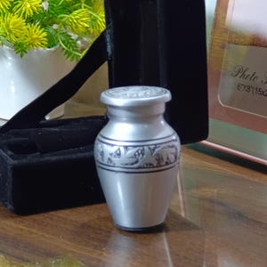 Small Cremation Urn for Human Ashes – Set of 1 Mini Keepsake Urn Grey
