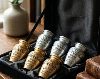 Gepersonaliseerde gegraveerde set van 6 gouden en zilveren mini-aandenken-urnen met fluwelen doosje