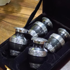Små kremeringsurnor för mänsklig aska – Set med 4 mini-minnesurnor (svart och silver)