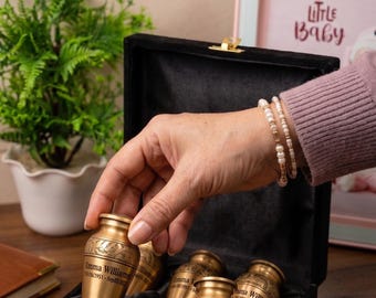 Set van 6 gouden aluminium mini-aandenken-urnen | Gepersonaliseerde urnen voor het delen van crematies (fluwelen doos)