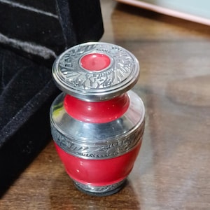 Small Cremation Urn for Human Ashes – Set of 1 Mini Keepsake Urn