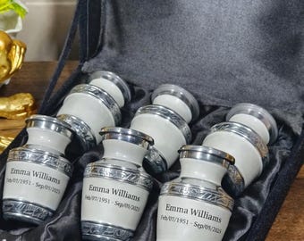 Gepersonaliseerde set van 6 witte aluminium urnen met fluwelen etui